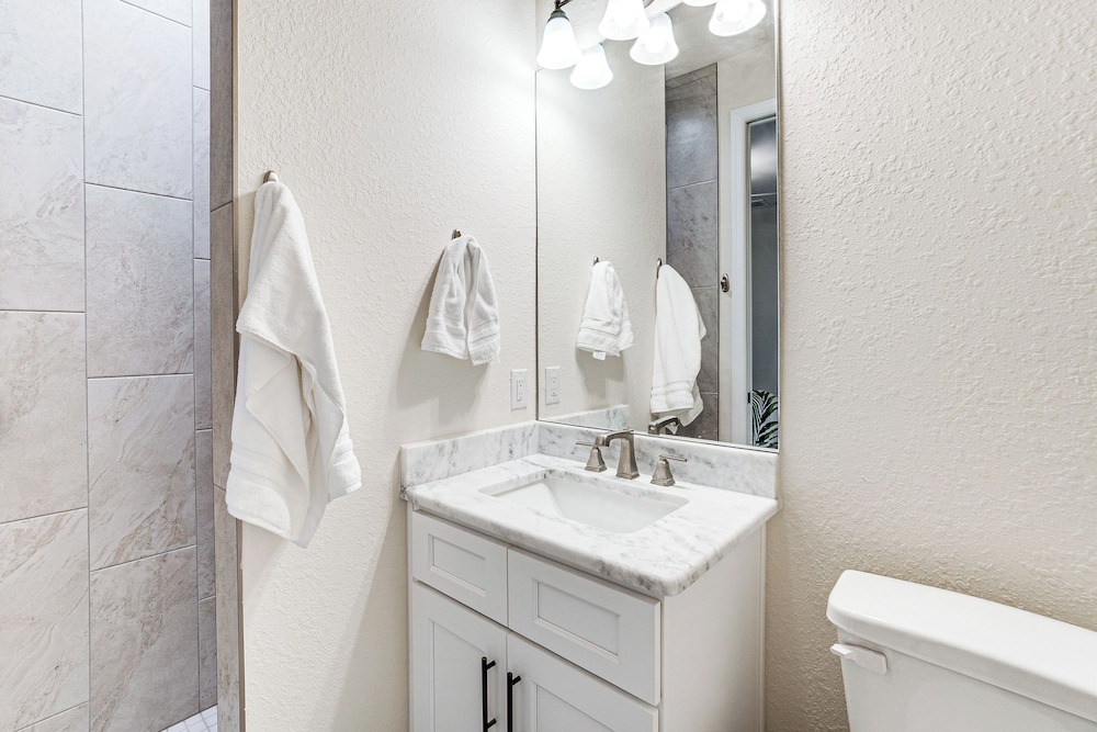 10 Mi to Beaches: Modern Retreat in Port Charlotte