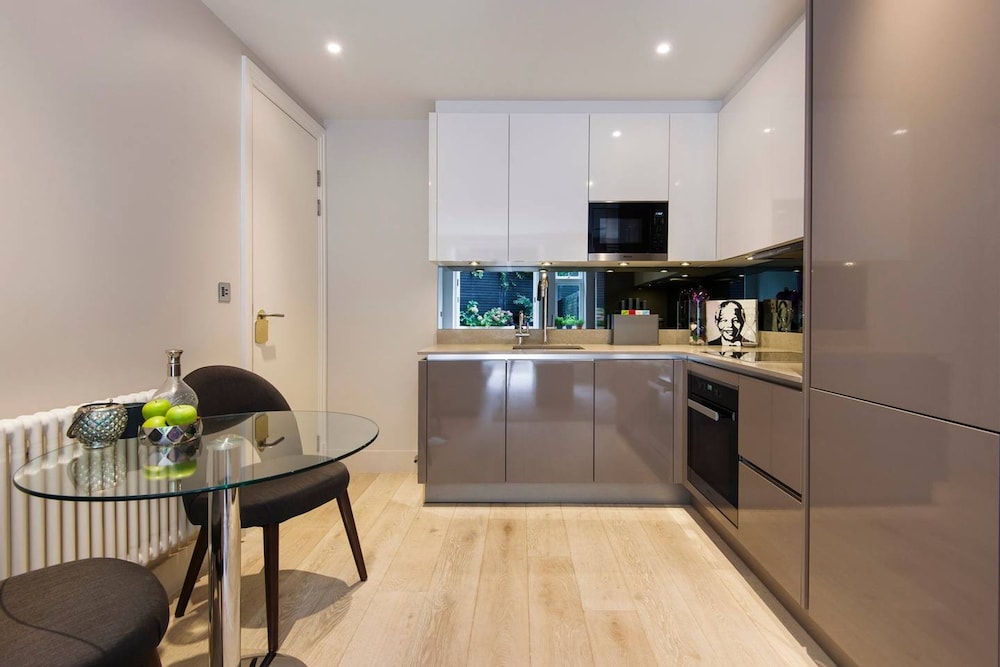 The Bohemian Rhapsody- Garden Apartment in Hampstead - by Out of Office Lifestyle