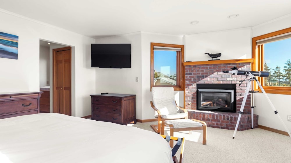 Seacliff Haven Waterfront Luxury, Stunning Views, Hot Tub & Game Room