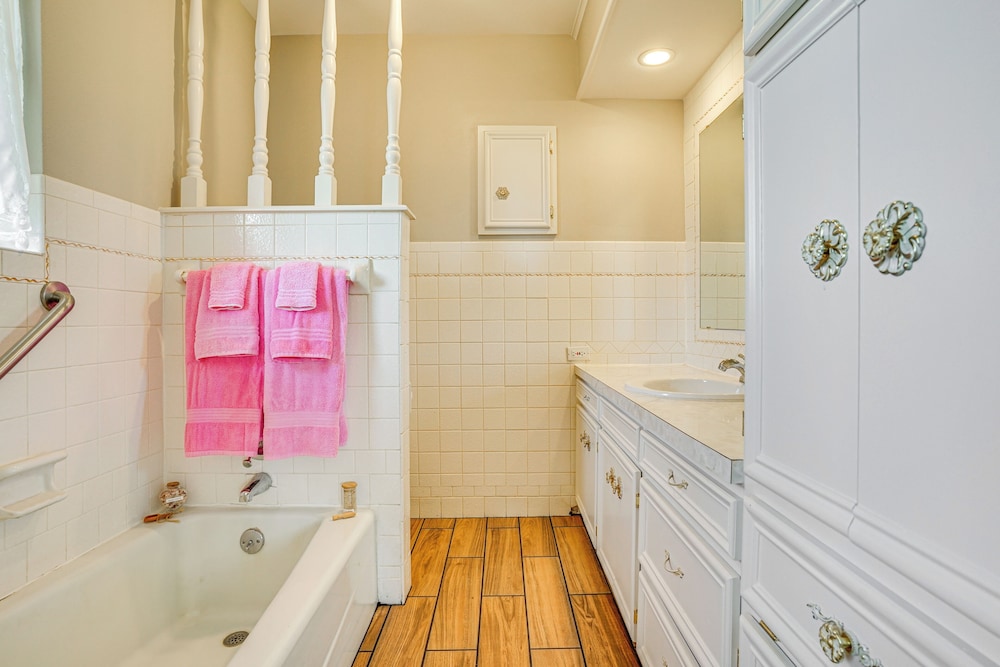 Family Friendly: Peaceful Home in Stamford!