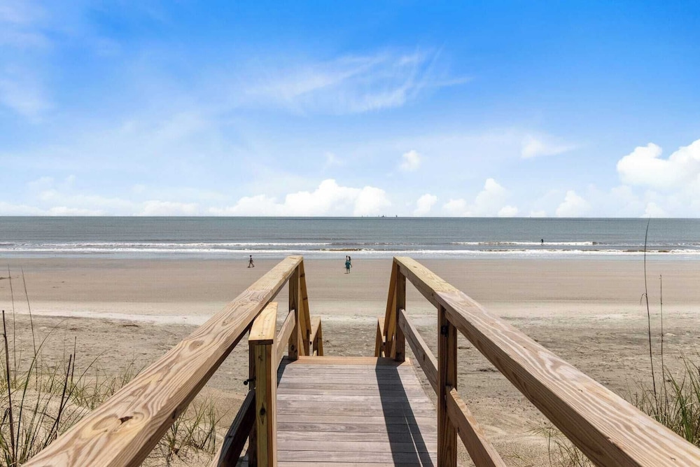 712 Ocean Blvd by Avantstay New Construction w/ Pool, Game Zone, Private Beach Access, and Oceanfront Views