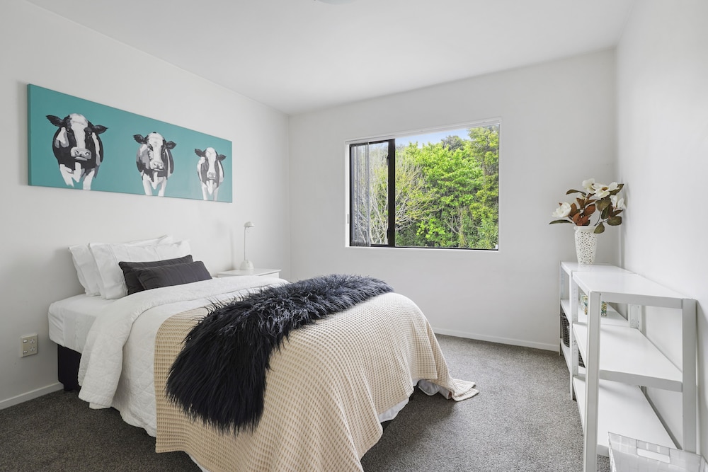 Stylish Central 2BR Apt nr Hospital view 2