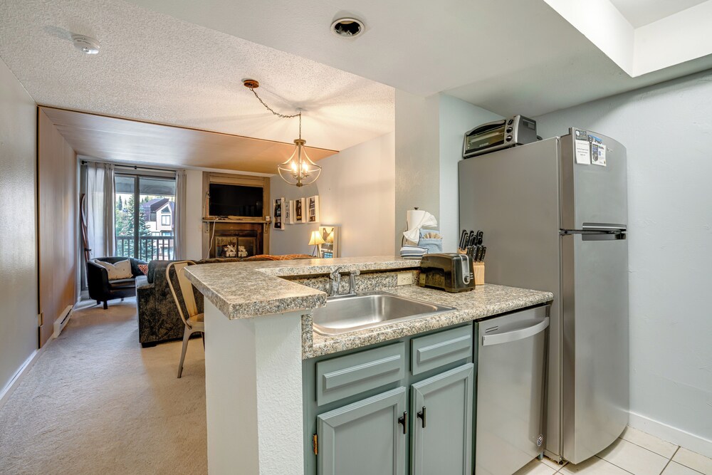 Walk to Ski Lift + Hot Tub: Copper Mountain Condo view 5