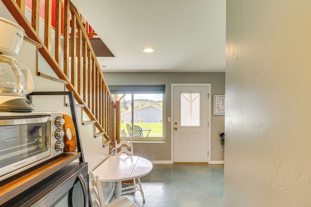 Mtn-view Eureka Apartment: Walk to Eateries!