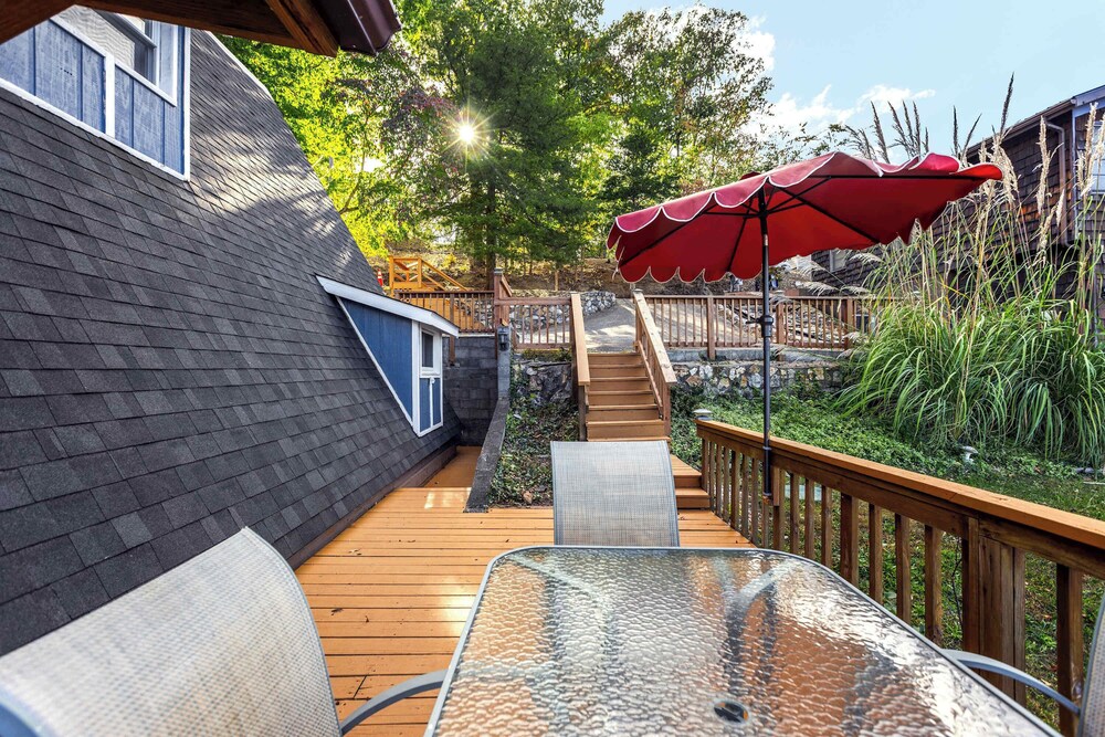Sunrise Oasis - Enjoy Lakefront Living