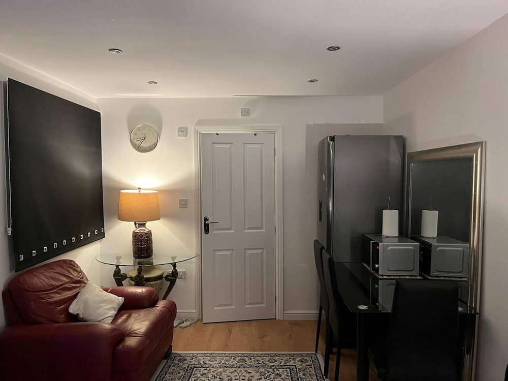Remarkable 1-bed Studio in Staines - Surrey view 4
