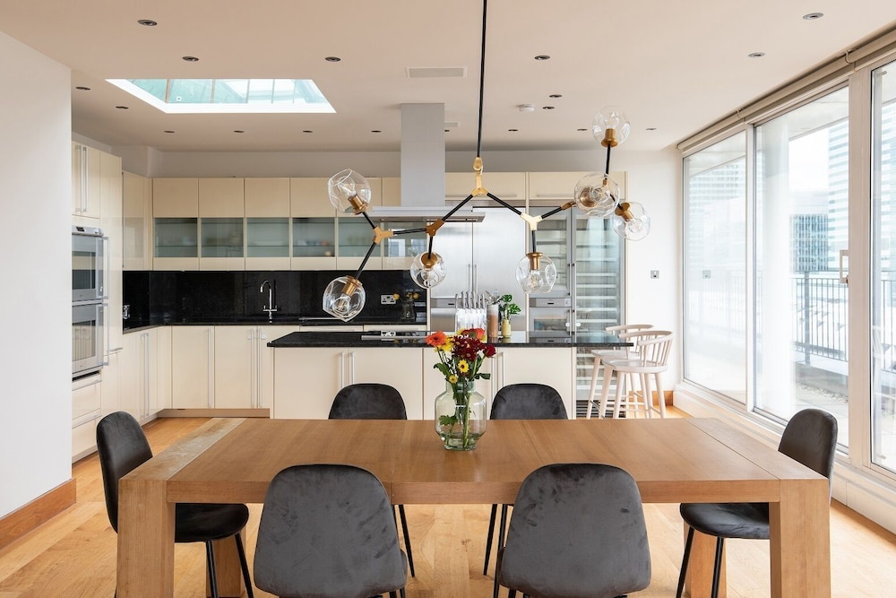 The Canary Wharf Secret - Glamorous 3BDR Flat w/ Terrace and Parking