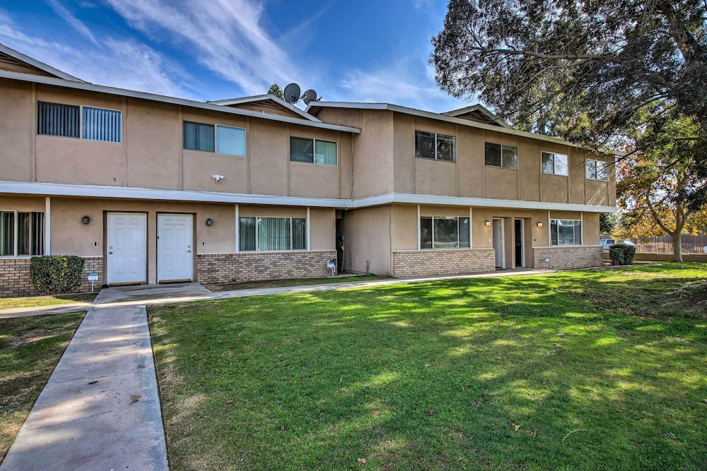 Comfy Bakersfield Townhome - Fire Pit & Patio view 5