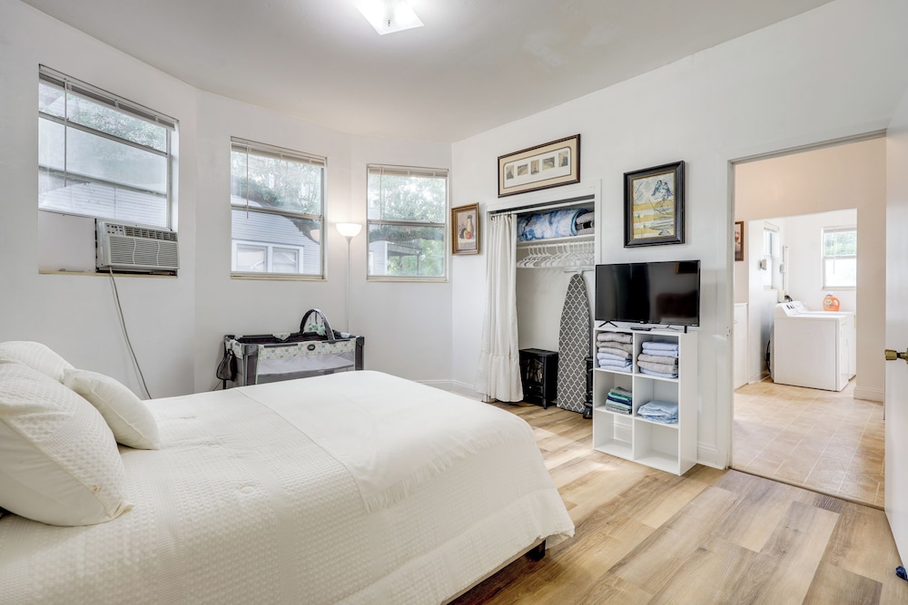 Steps to Food & Shops: Cozy Condo in Jacksonville!