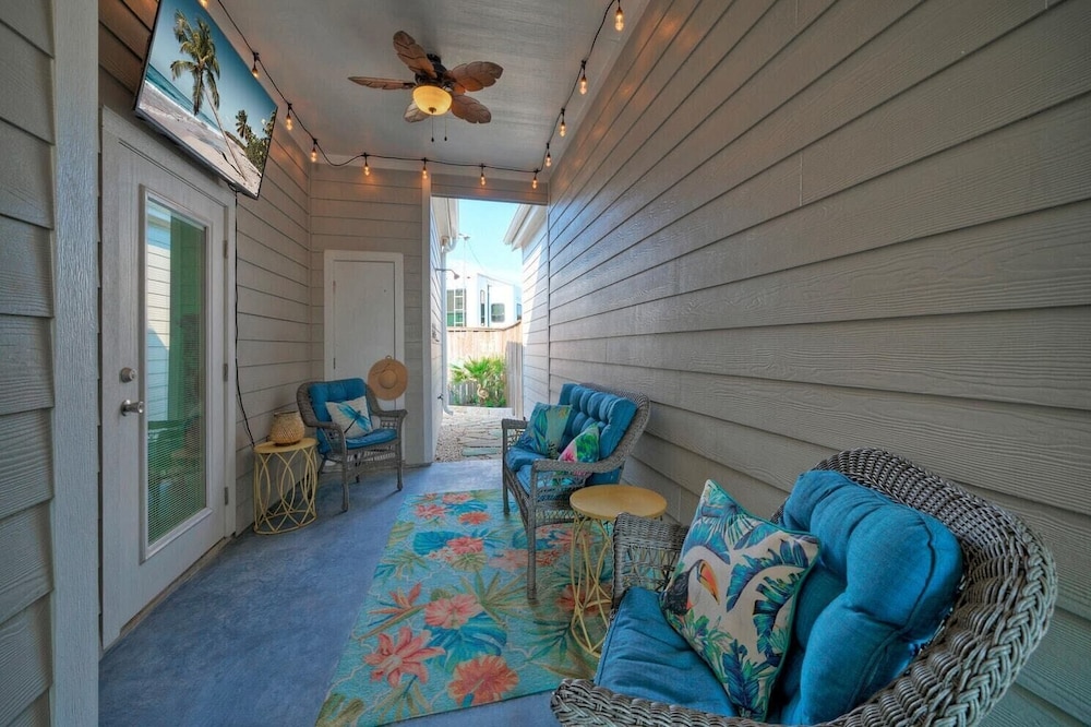 Shared Resort-style Pool, Playground, Patio w/ Bar Tidal Times by Avantstay