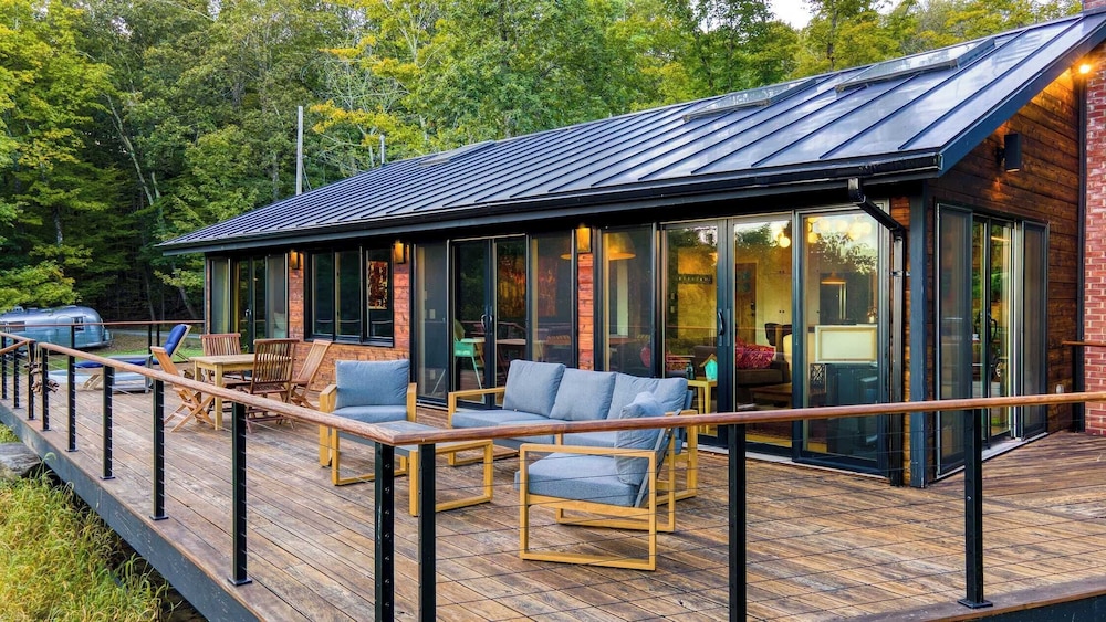 Modern Catskills Escape w/ Open Living, Steam Shower, Fireplace & Hot Tub w/ Mountain Views, Minutes From Woodstock & Trails Suncliff Vista