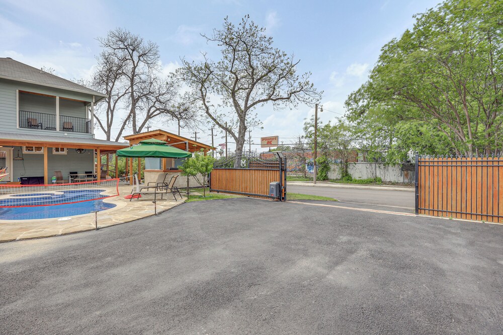 Near Zoo & Riverwalk: Spacious Home w/ Heated Pool