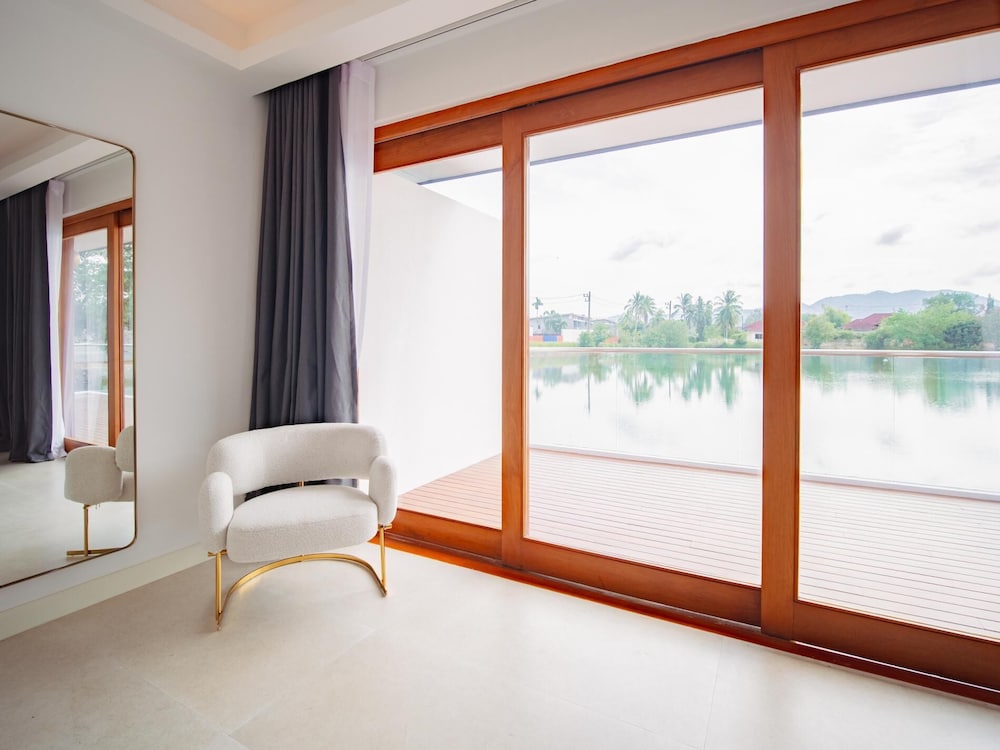 Luxurious 5bedroom White Estate Villa Private Lake