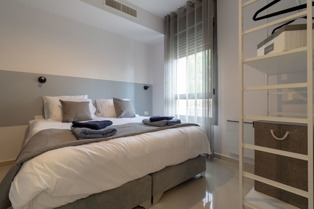 Full Option 9 People Central Location