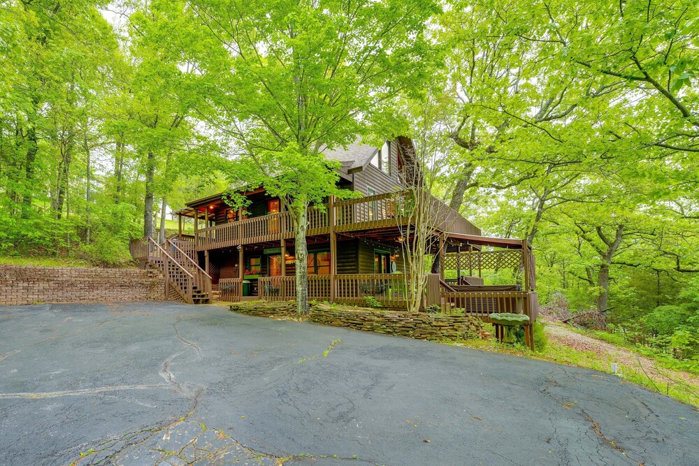 Secluded Cabin w/ Hot Tub Near Table Rock Lake! view 3