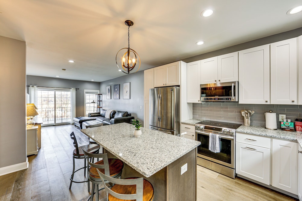 2 Mi to Market Sq! Row House w/ Dedicated Office