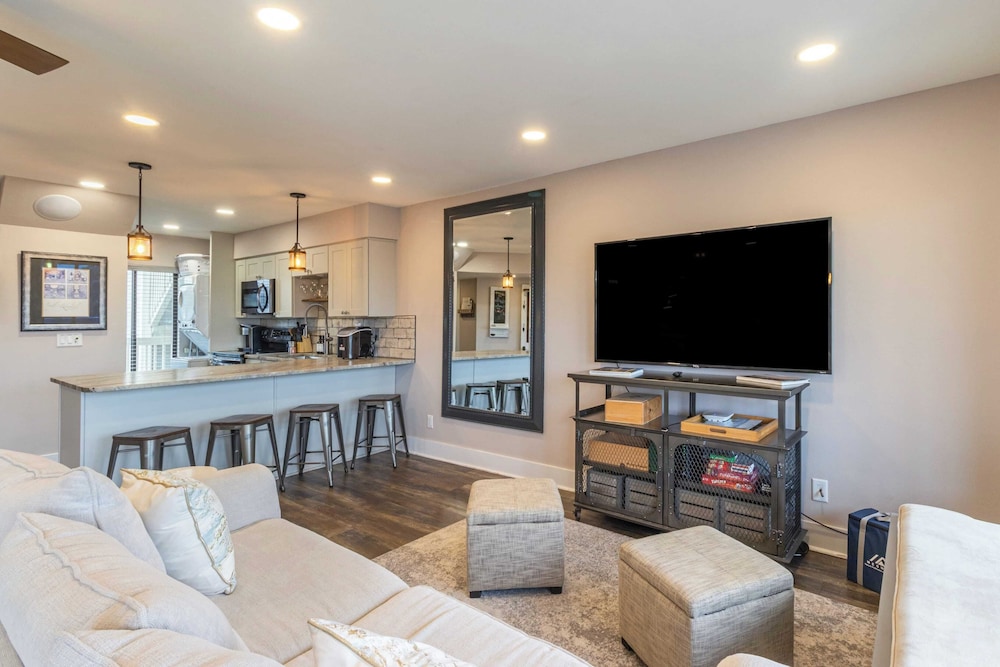 2 Condos, Steps to the Beach Pool+hot Tub, Balcony Lounge Triton & Sea Haven