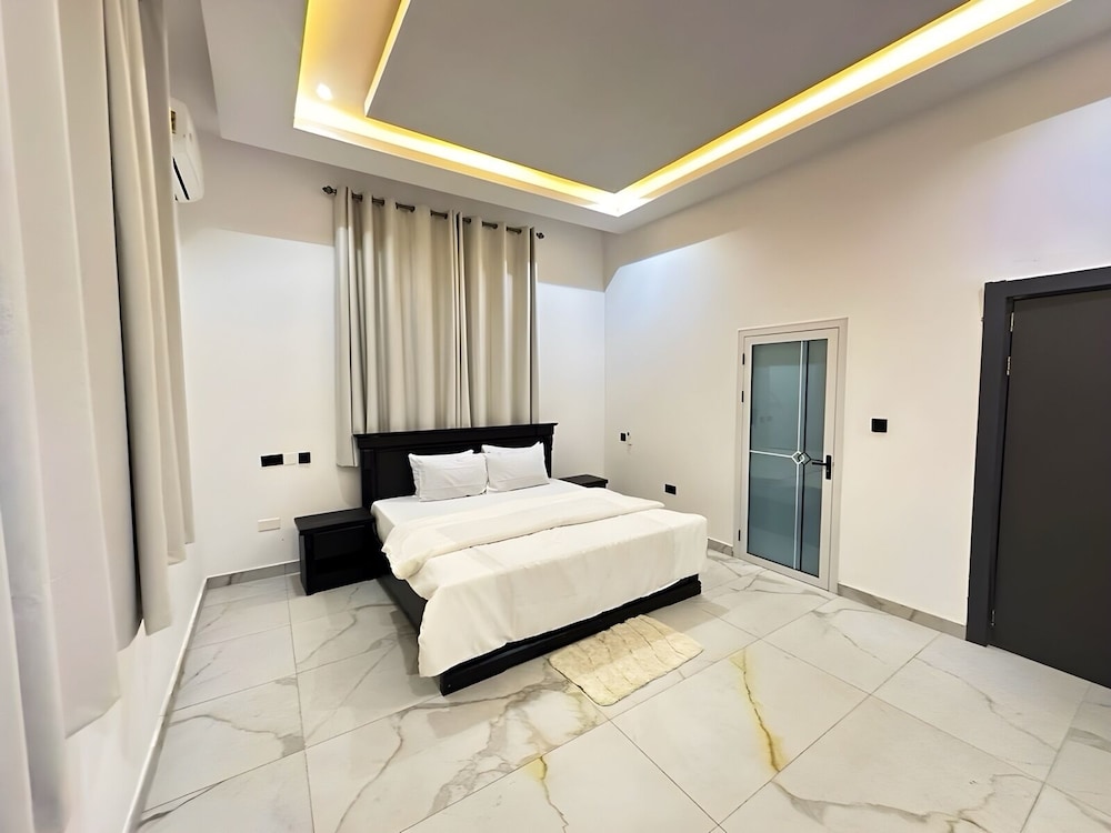 2BR Apartment With Pool and Wifi Near East Airport