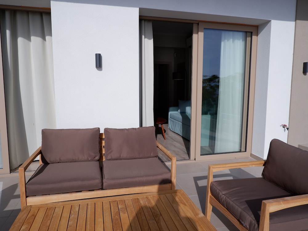 Kaiser Luxury Suites en Corfu — balance & terrace