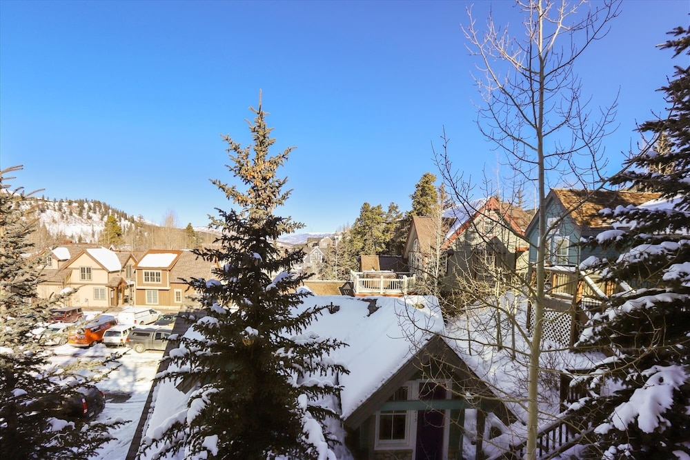 Ridge Street Lookout 4 Bedroom Home by RedAwning