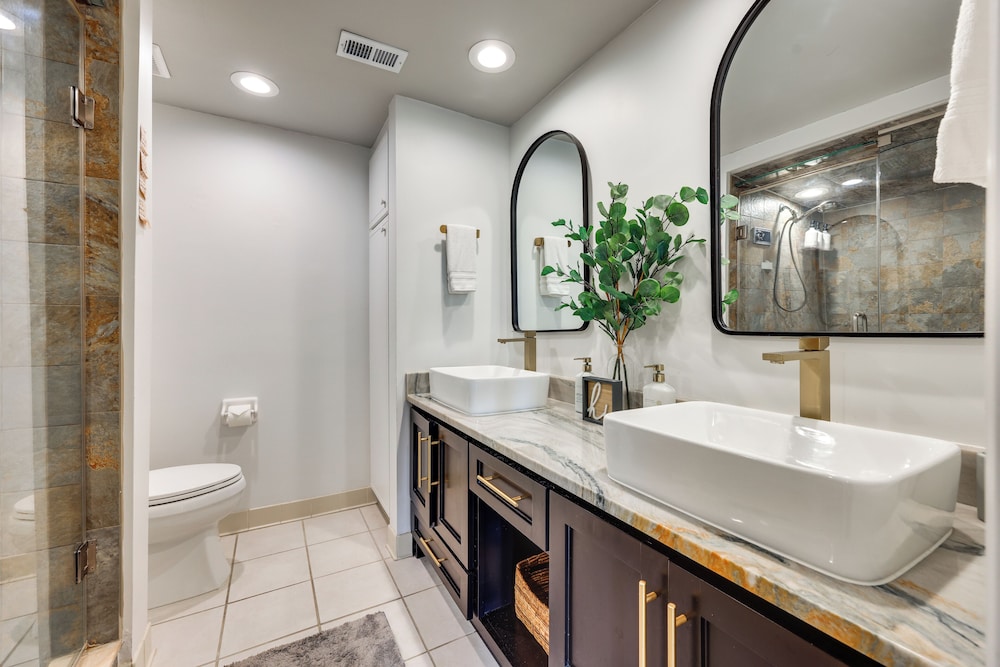 Steps to Sand: Townhome w/ Balcony in Jax Beach!