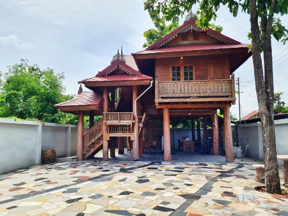 300 Years Old Wooden House w 3 Bedrooms and big Yard
