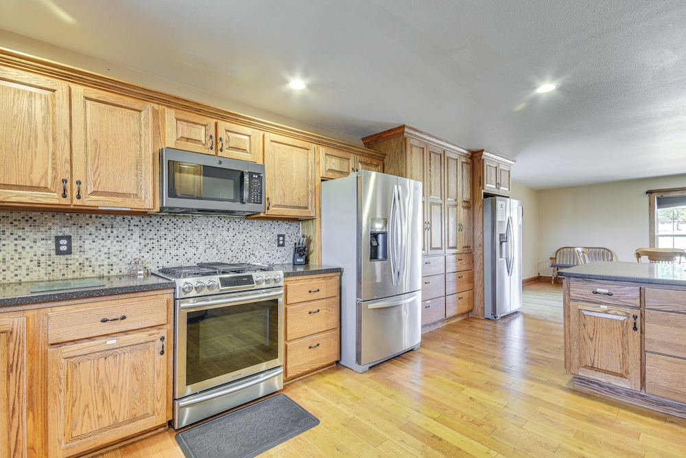 Pond Access & Fishing: 'cedar Lodge' in Versailles