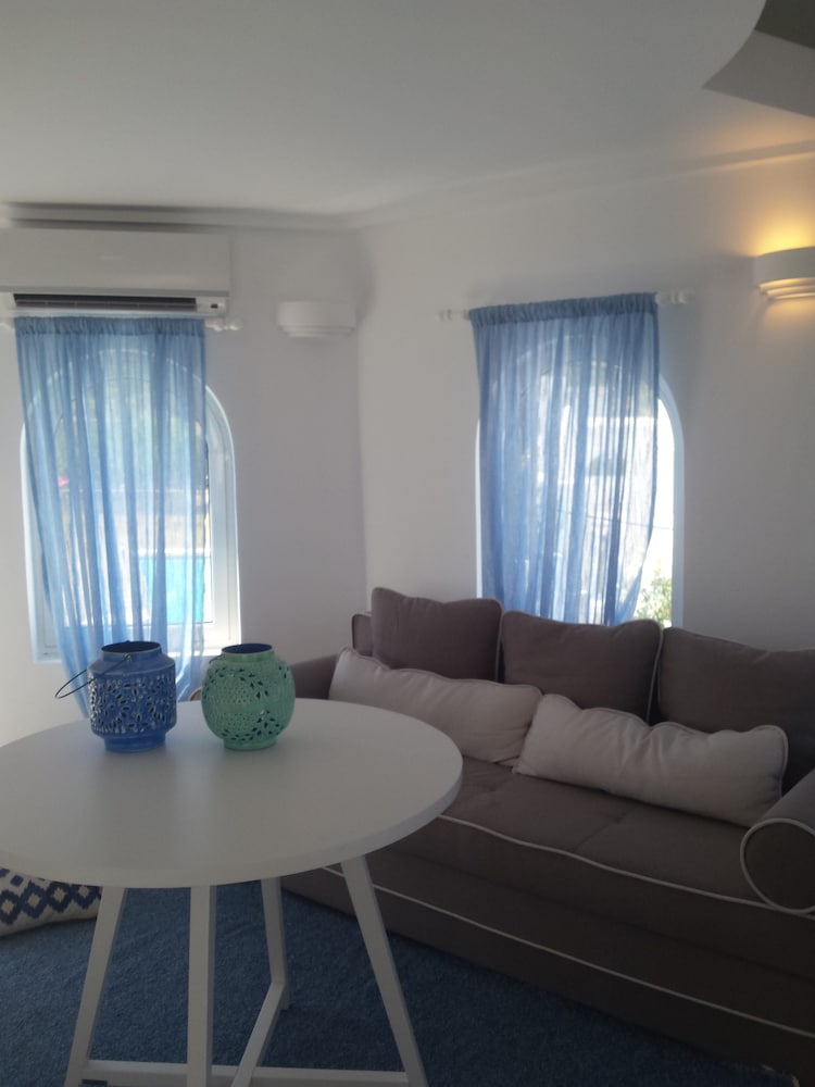 Kouros Home Hotel