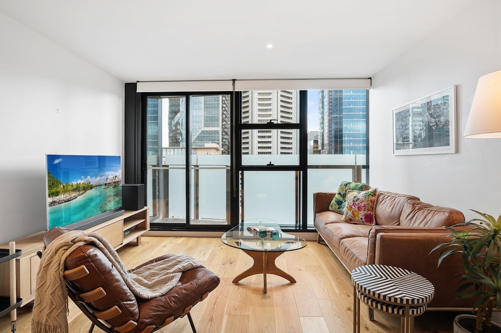 Sleek Inner-city Flat in the Heart of Melbourne