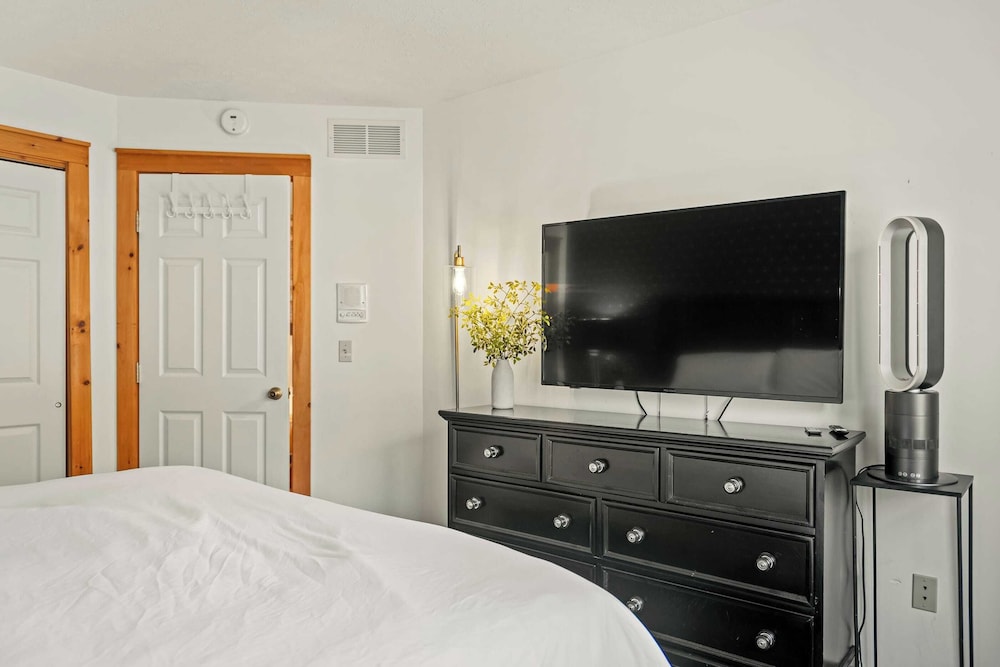 Mountain Escape With Game Room, Balcony & Stunning Views in the Poconos Christina