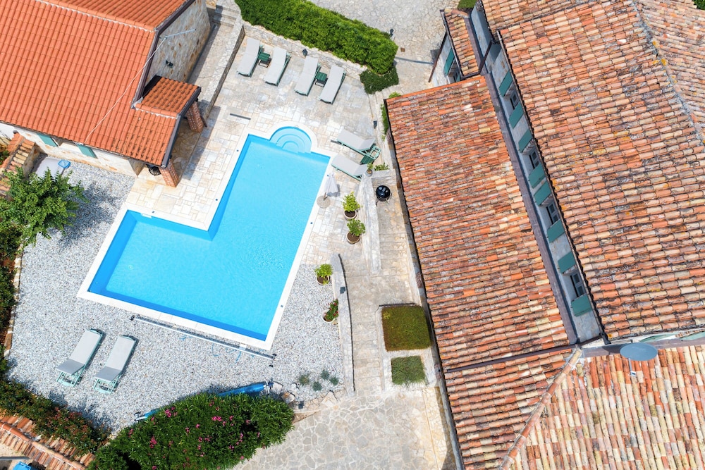 Villa Amyra With Pool