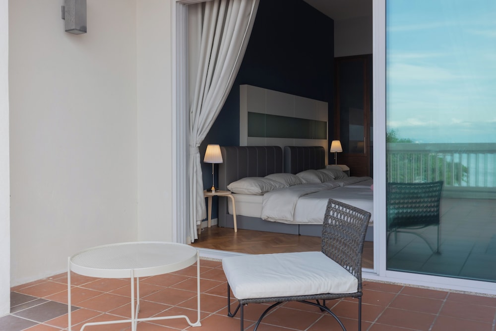 Straits Quay Waterside Suites