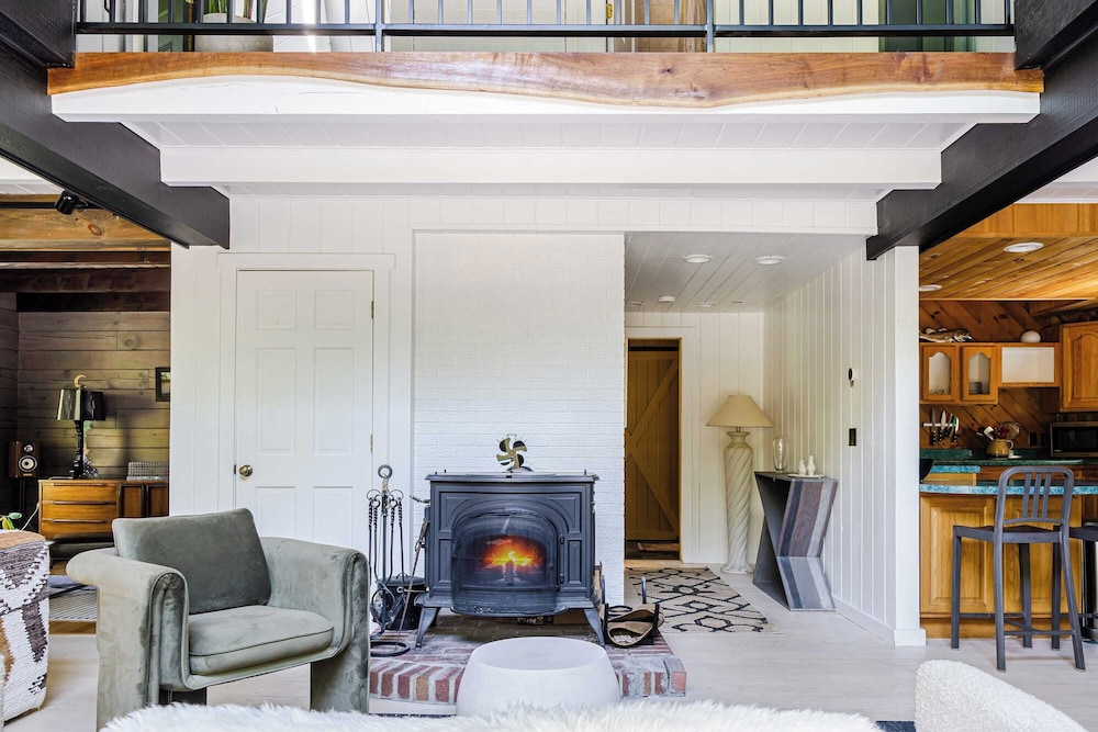 Pool+hot Tub, Firepit Near Hikes, Shops, Dining Cragswood Lodge by Avantstay