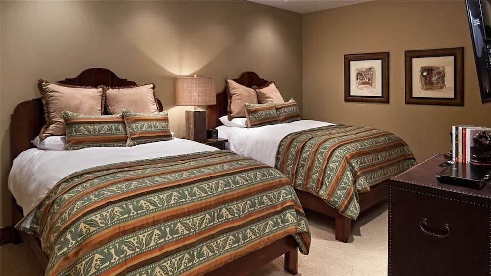 Sneak Peak 407 4 BedroomCondo By Moving Mountains view 4