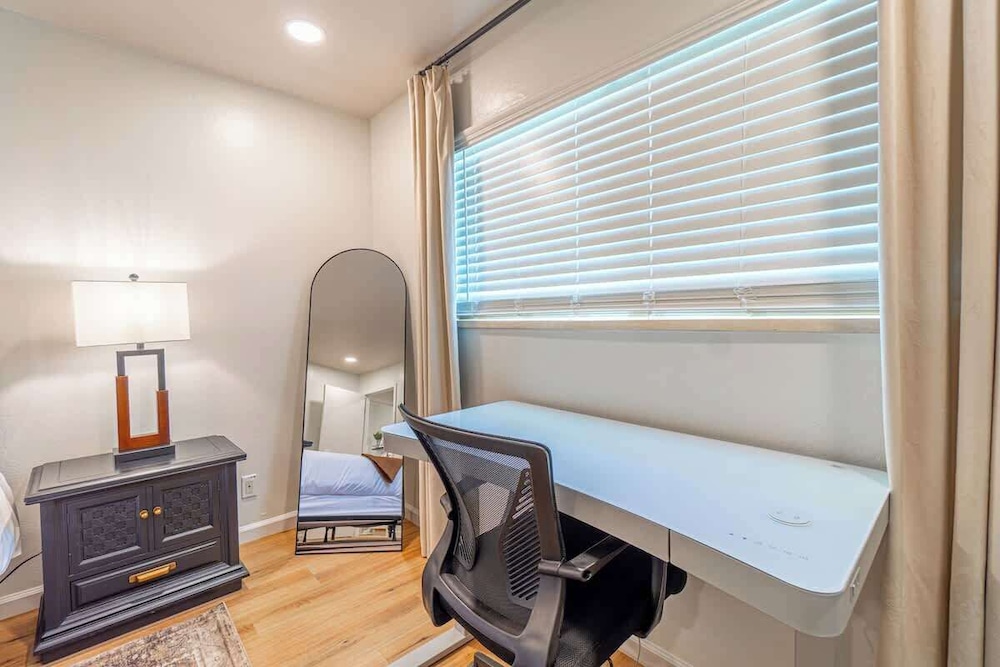 Designer Living Pet-friendly UNR 2BR 1BA