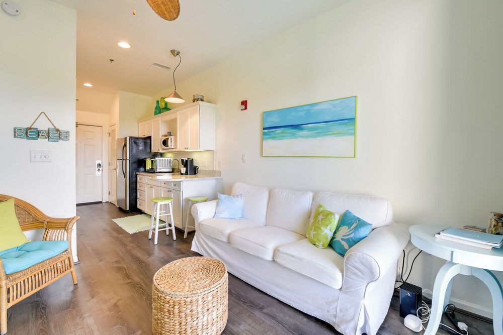 Walkable Condo w/ Pool Btwn Rosemary & Alys Beach!