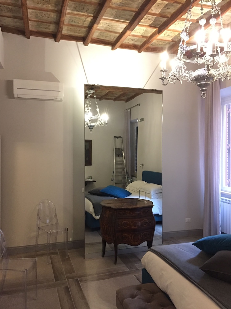 Rome Frattina 27