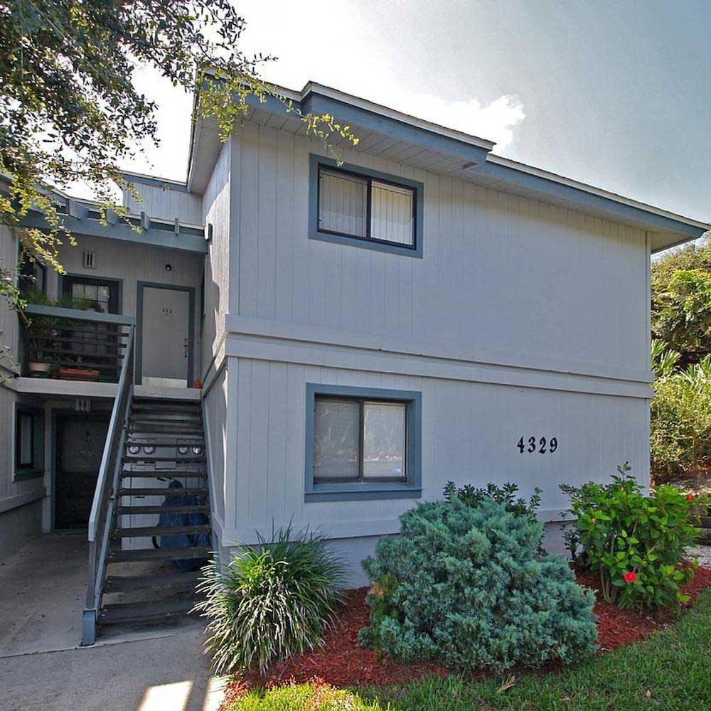 Sc162 - Beautifully Updated 3 2 Corner Close to Pool Beach Access view 5