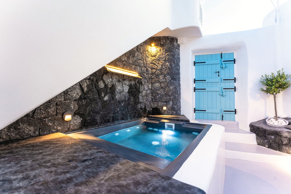 Kalamia Cave House