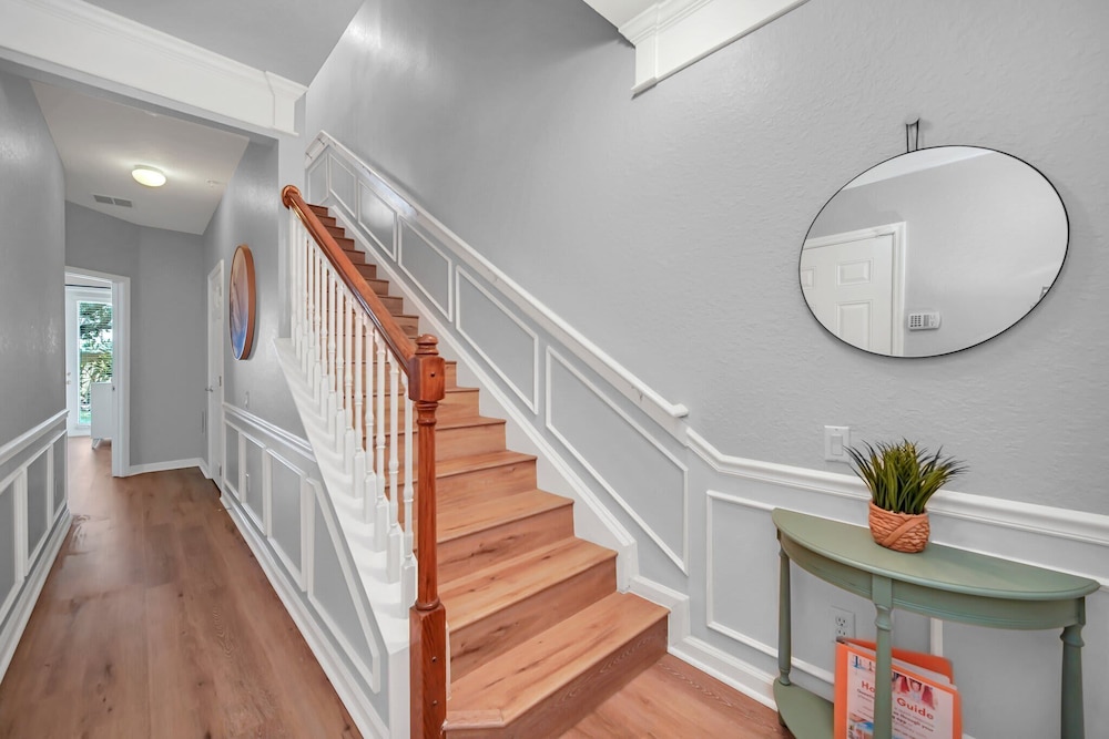 Spacious and Modern Townhome! Close to Attractions and Conventions Center! 3vc5014-10