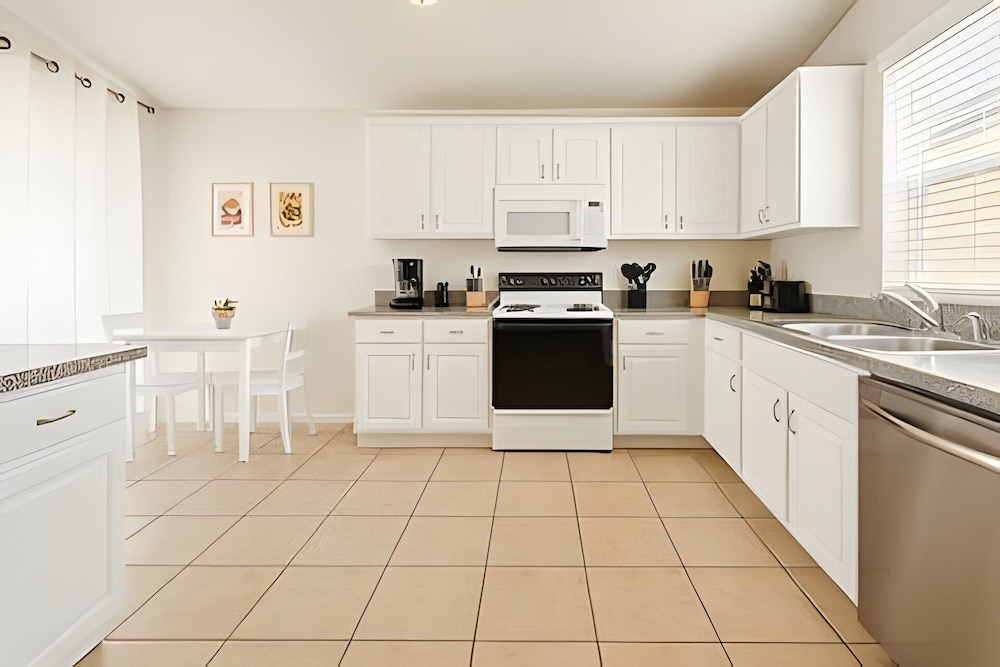 Prime Location! 3bd/2ba Villa