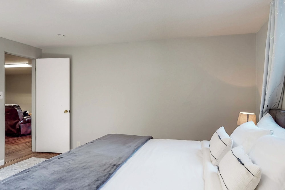 2BR Dog-friendly Duplex Close to Boise w/ W & D