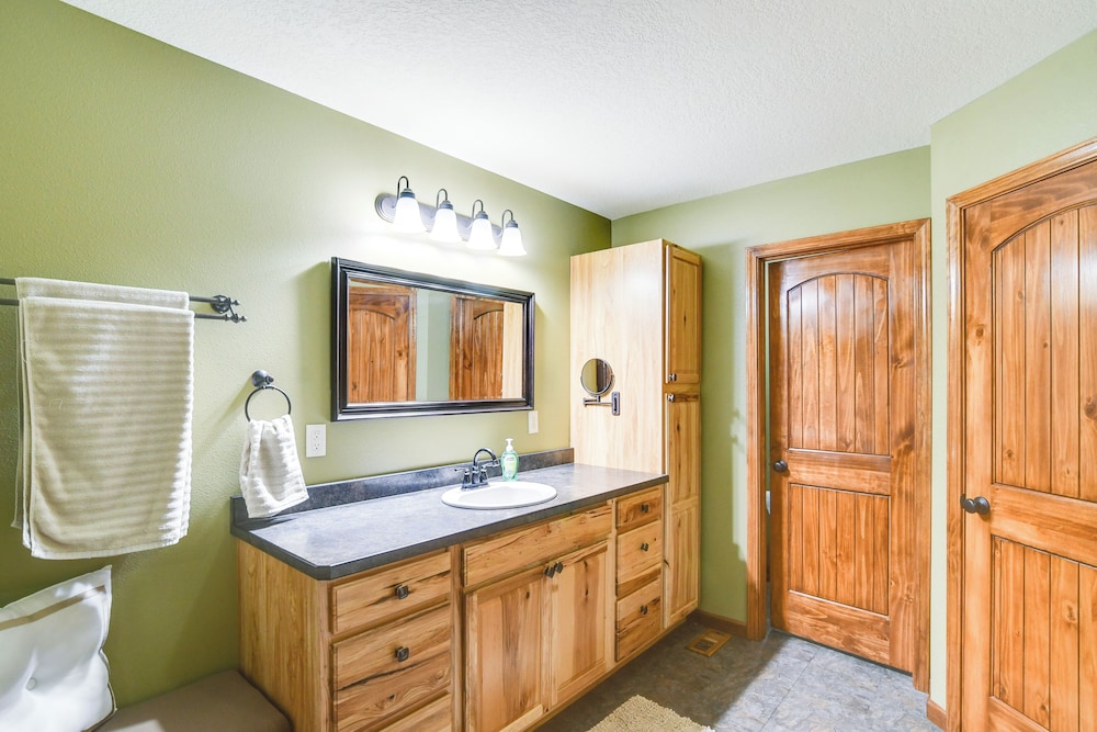 6 Mi to Dtwn Pella: Riverfront Cabin w/ Game Room!