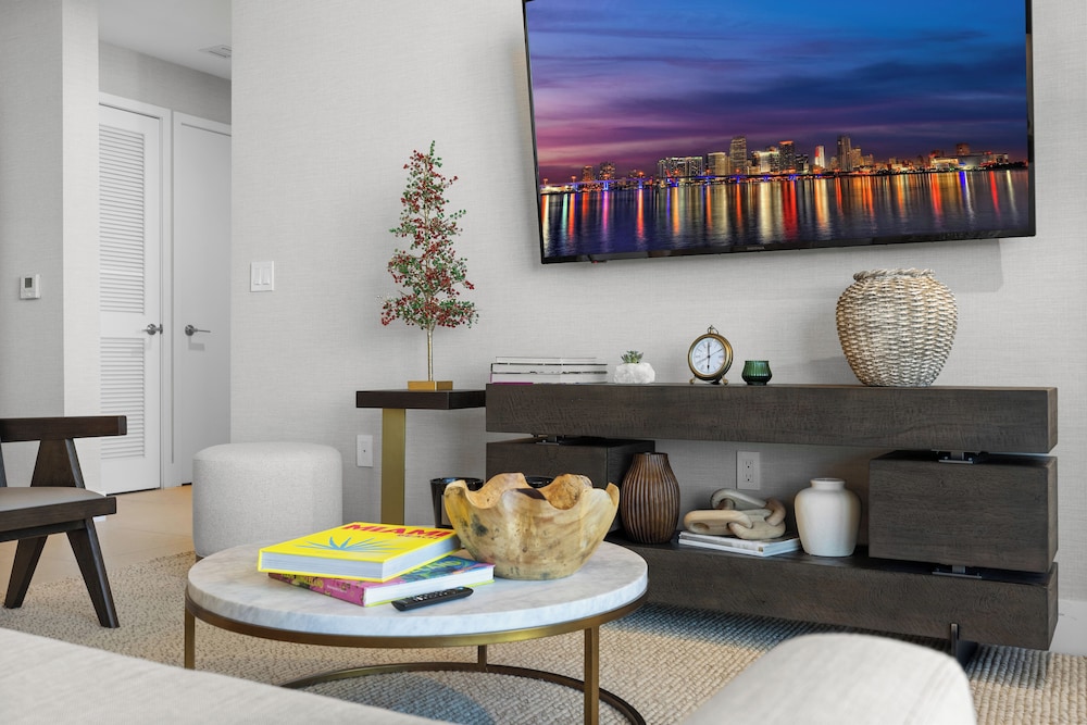 Luxury 49FL Condo with City Views