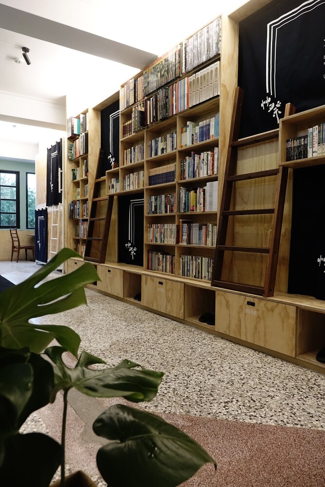 CaoJi Book inn Hostel