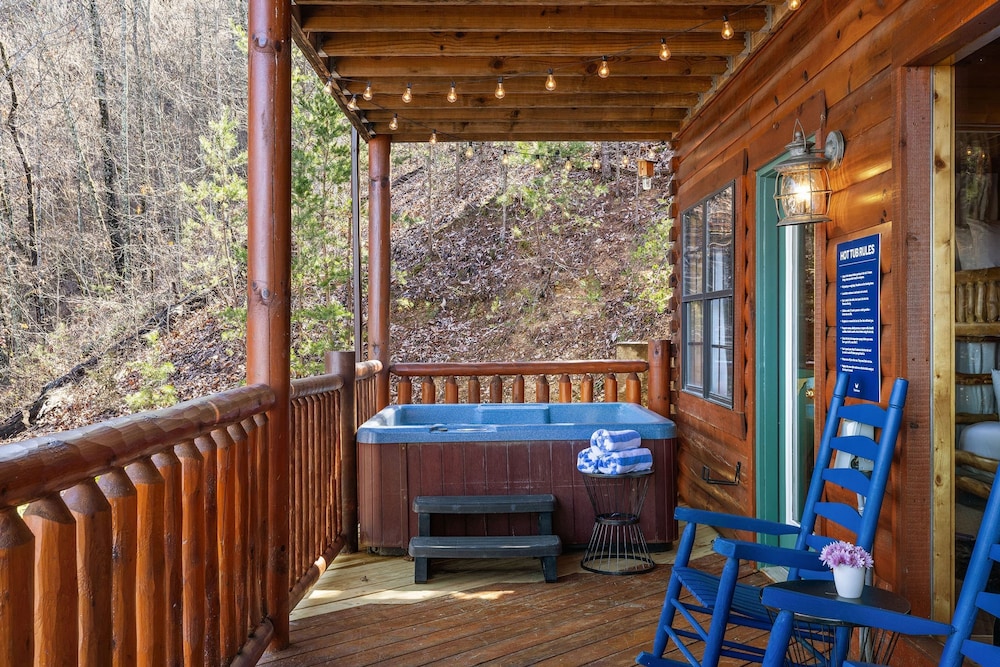 Bears Den Way Resort Cabin w Games Hot Tub View Mins From Dollywood