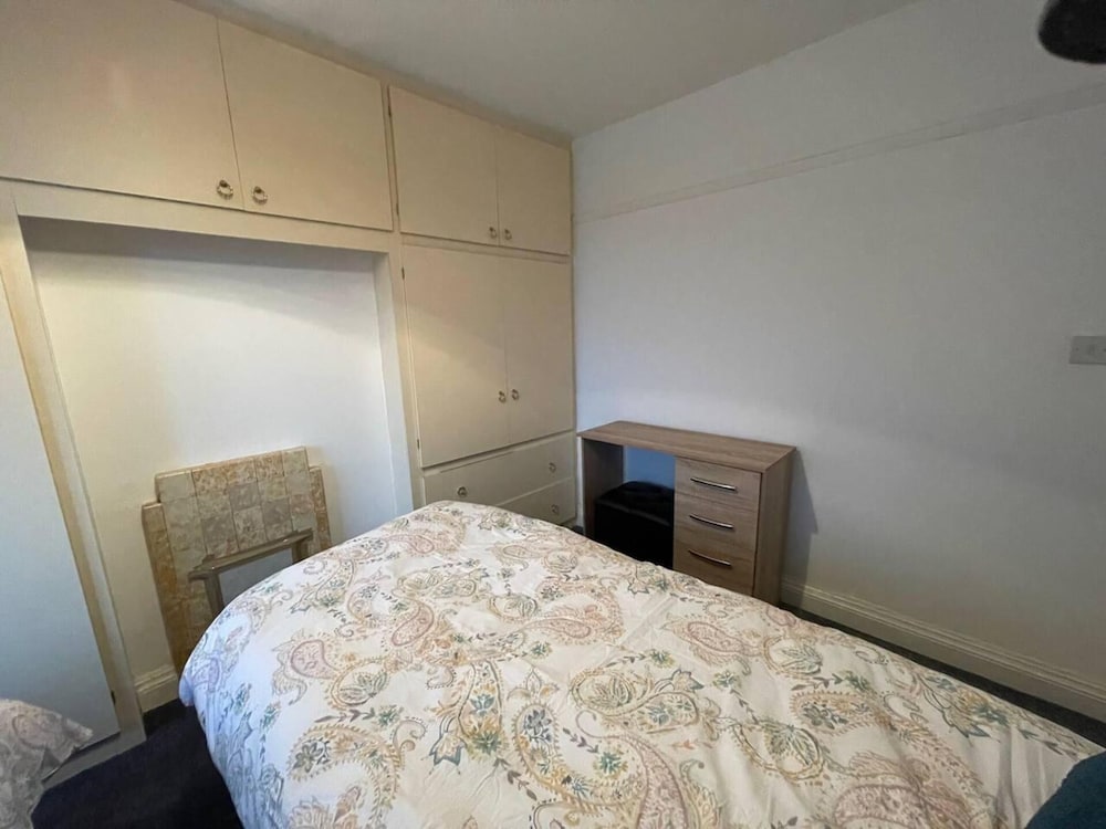3-bed House - Sleeps 5 With Free Parking view 5