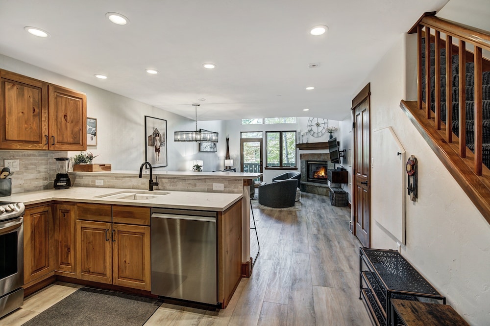 Arrowhead Village Premium 3 Bedroom Condominium 3 Condo
