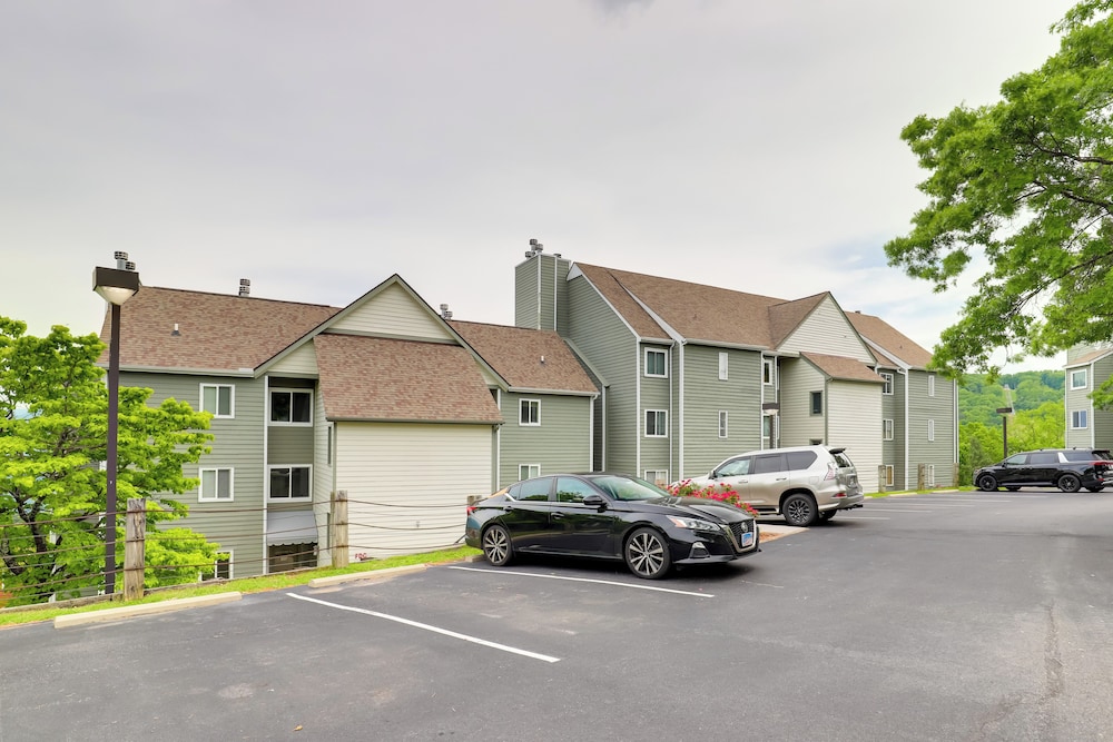 Smokies Condo 3 Mi to Nat'l Park + Hot Tub Access