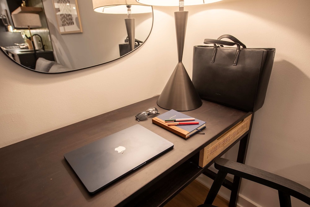 Sosuite 2BR Apt w Patio W D Sofabed